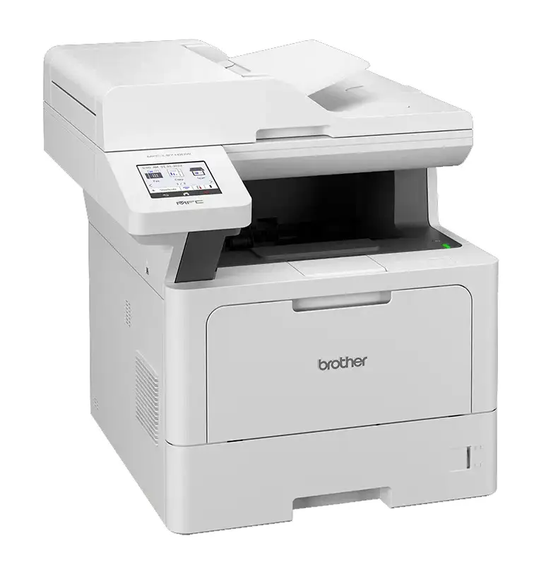 Weißer Drucker mit Brother-Logo auf der Frontklappe mit einem Kopierer auf dem Deckel und einem kleinen Bildschirm links oben am Gehäuse.