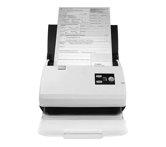 Weißer Tischscanner mit schwarzer Basis und Papierführung, im Papierfach des Scanner steckt ein Rezept.